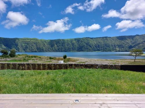 uitzicht op een meer met bergen op de achtergrond bij Sete Cidades Lake Cabin - Casa da Lagoa in Ponta Delgada