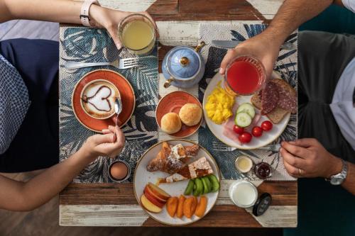 un grupo de personas sentadas en una mesa con platos de comida en Boutique Hotel Galatea, en Roma