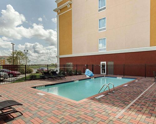 Swimmingpoolen hos eller tæt på Comfort Suites near Tanger Outlet Mall