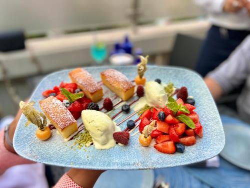 une assiette de fruits et de crème glacée dans l'établissement Star-Apart Hansa Hotel, à Wiesbaden