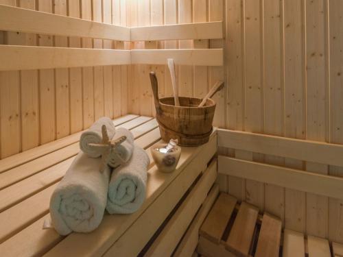 eine Sauna mit zwei Handtüchern auf einem Regal in der Unterkunft Aqua Hotel in Burgas City