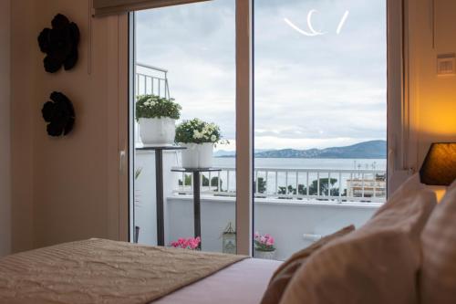 - une chambre avec un lit et une vue sur un balcon dans l'établissement Sea View luxury apartment, à Vólos