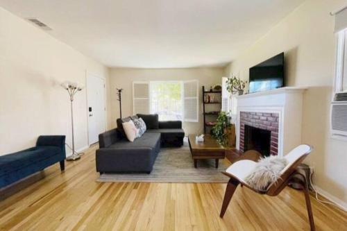 Spacious family oasis in silicon beach 5mins to LAX TV 또는 엔터테인먼트 센터