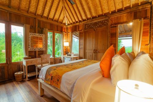 Una cama o camas en una habitación de Nauna Villa Ubud