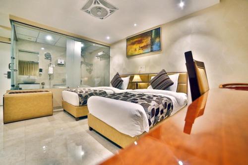 Tempat tidur dalam kamar di Hotel Kings Heritage Surat