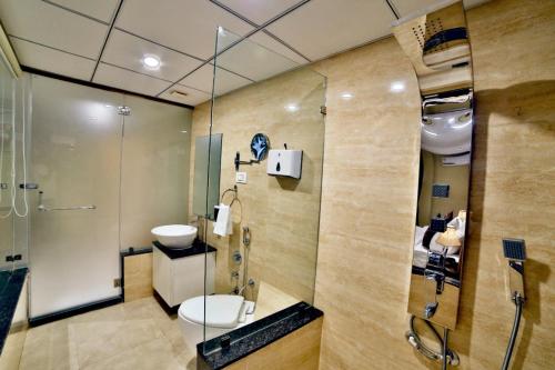 Kamar mandi di Hotel Kings Heritage Surat