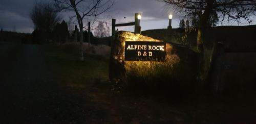 Alpine Rock B&B في تي أناو: علامة مضاءة لشواء صخرة تصل