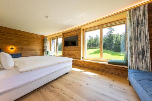 Una cama o camas en una habitación de Kessler's Kulm