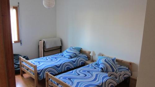 um quarto com duas camas num quarto em Nibho Apartment em Esposende