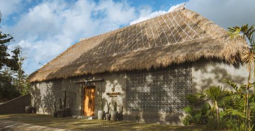 ウルワツにあるVilla Amantes Binginの茅葺き屋根の建物