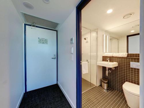 ibis budget Sydney Airport tesisinde bir banyo