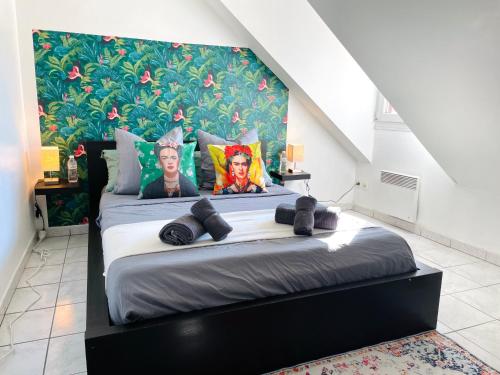 sypialnia z dużym łóżkiem i dużą ścianą w obiekcie La Suite Frida, Cosy & Quiet w Beauvais