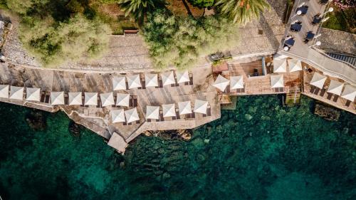 una vista sul tetto di una piscina d'acqua con ombrelloni di Hotel Kristal - Liburnia a Opatija