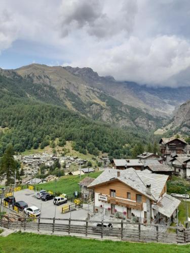 een dorp in een vallei met bergen op de achtergrond bij Chalet Gaspard in Valtournenche