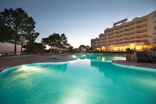 una gran piscina frente a un hotel en PortoBay Falesia, en Albufeira