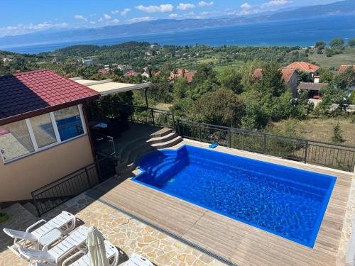 een villa met een zwembad en een huis bij Villa Aurora in Ohrid