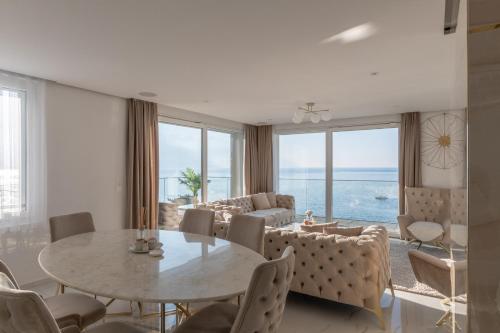 een woonkamer met een tafel en een bank bij Sunset Home, Appartement de luxe front de lac in Veytaux