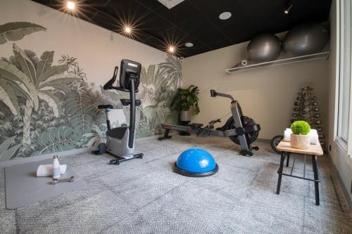 una palestra con attrezzature sportive in una stanza di Hôtel Life Bordeaux Gare - BG a Bordeaux