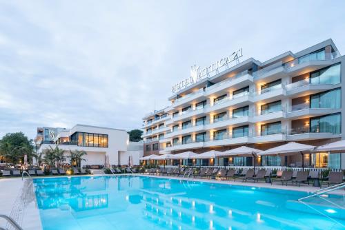 un hôtel avec une piscine en face d'un bâtiment dans l'établissement Attica21 Vigo 4 Superior, à Vigo