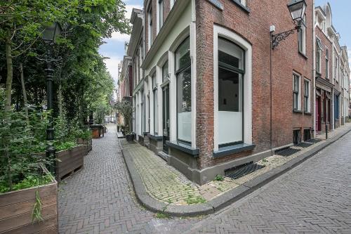 una calle adoquinada junto a un edificio de ladrillo en Apartment Eewal 68, en Leeuwarden