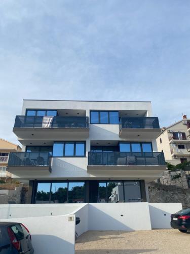 un gran edificio con muchas ventanas en Sandi Hvar Apartments, en Hvar