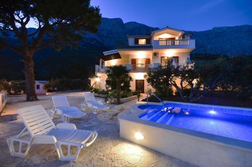 Sundlaugin á Family friendly apartments with a swimming pool Baska Voda, Makarska - 12442 eða í nágrenninu