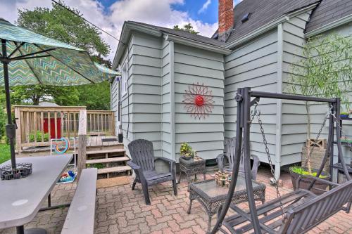 Uma varanda ou terraço em Lovely Dearborn Home with Gas Grill and Backyard!