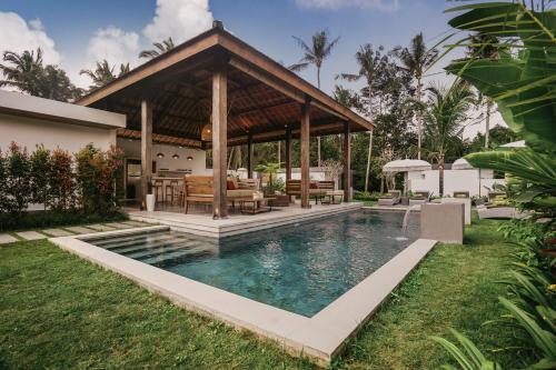 una piscina con cenador en el patio trasero en Umah Shama, en Ubud