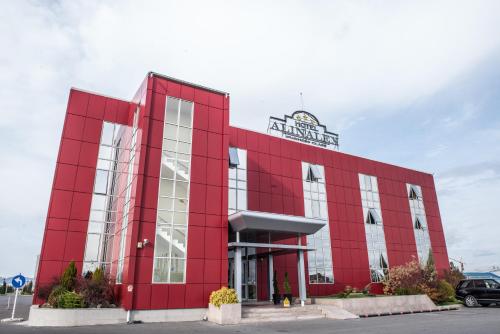 un bâtiment rouge avec un panneau en haut dans l'établissement Hotel Alinalex - Paradisul Acvatic, à Braşov