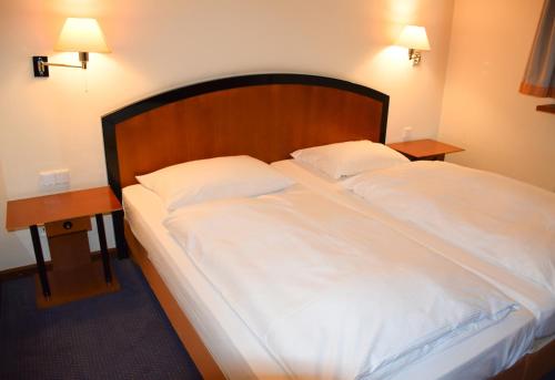 Tempat tidur dalam kamar di City Hotel Dresden Radebeul