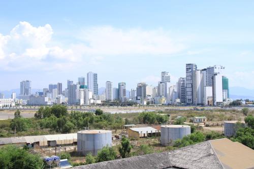 vista su una città con edifici alti di Thien Truong Hotel a Nha Trang