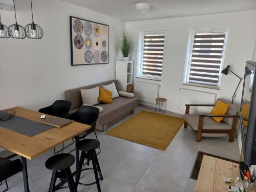 - un salon avec un canapé et une table dans l'établissement Major11 apartman - Zsolnay negyed, à Pécs