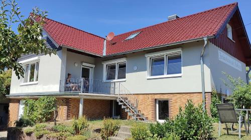 een huis met een rood dak bij Ferienhaus am Rehberg in Eisenach