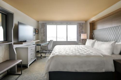 A bed or beds in a room at Holiday Inn Montreal Longueuil, an IHG Hotel