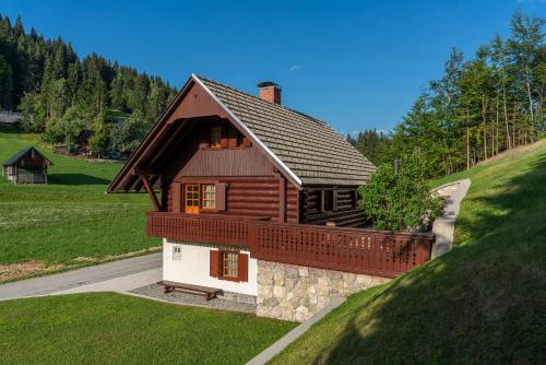 une petite maison au sommet d'une colline dans l'établissement Chalet Ajda, à Bohinj