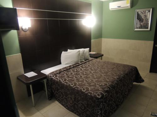 Giường trong phòng chung tại Hotel Metropolitano Tampico