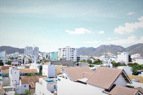 una città con edifici e montagne sullo sfondo di Thien Truong Hotel a Nha Trang