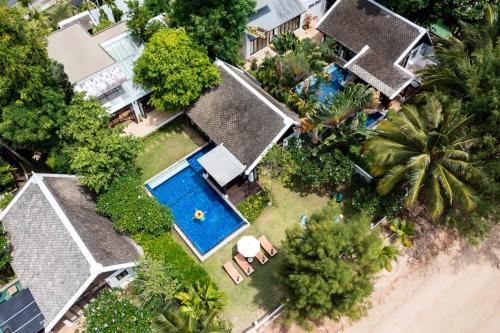 uma vista aérea de uma casa com piscina em The Emerald Hill Beach Villa em Mae Nam