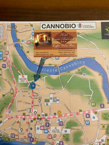 Une carte de la cannologie avec un bus sur elle dans l'établissement Hotel Casa Arizzoli, à Cannobio