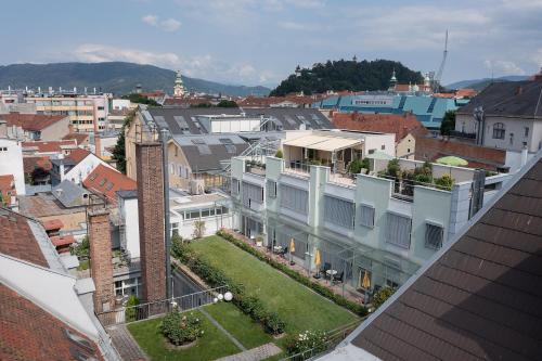 une vue aérienne sur une ville avec des bâtiments dans l'établissement Hotel Gollner, à Graz