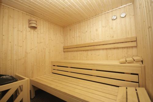 - un sauna en bois avec un banc en bois dans l'établissement Enzo Hotels Thionville by Kyriad Direct, à Thionville