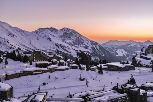 een skigebied met met met sneeuw bedekte gebouwen en bergen bij Belambra Clubs Avoriaz - Les Cimes du Soleil in Avoriaz