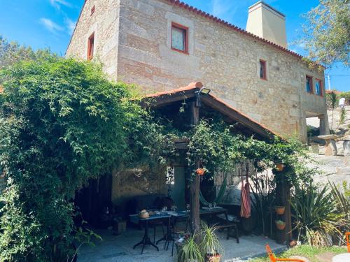 un bâtiment avec une table devant lui dans l'établissement Azenha do Tio Luís, à Caminha