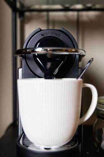 - une cafetière dans l'établissement Sleep at 55, à Tarporley