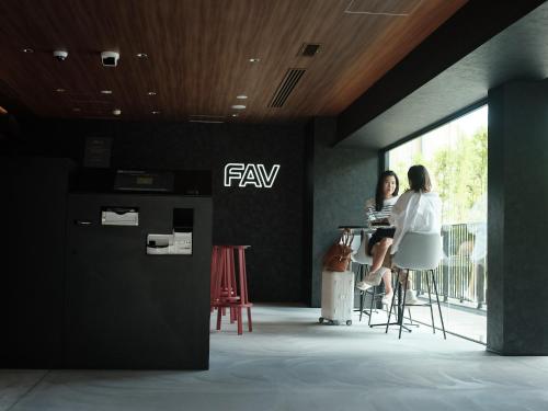 Deux femmes debout dans un bar dans une pièce dans l'établissement fav HIROSHIMA STADIUM, à Hiroshima