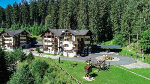 uma vista aérea de um edifício resort com um parque infantil em Apartmán Olívia 8 Hrabovská dolina em Ružomberok