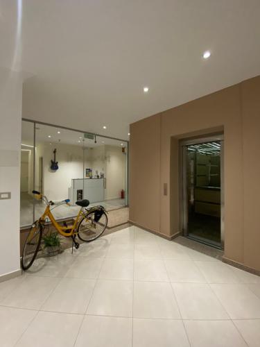 a bike parked in a room with a kitchen at apartamente Melodi in Durrës