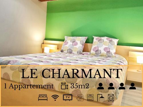 - une chambre dotée d'un lit avec un mur vert dans l'établissement Splendide Appartement Barr - Route du Vins, à Barr