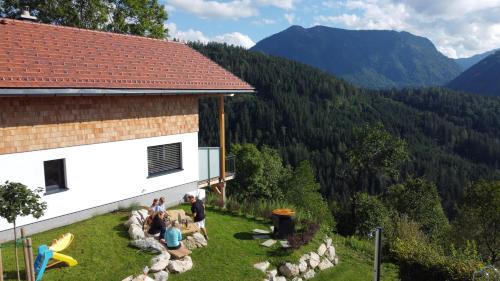 Un gruppo di persone seduti sopra una casa di Ferienhaus Oberschindlberg a Lunz am See