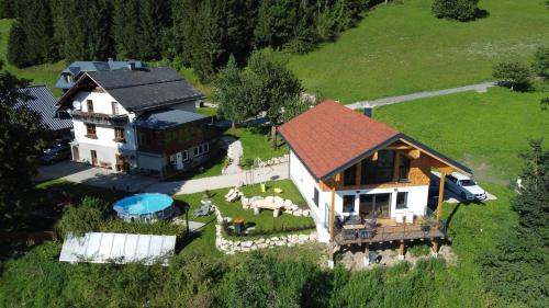 una vista aerea di una casa con un cavallo di Ferienhaus Oberschindlberg a Lunz am See